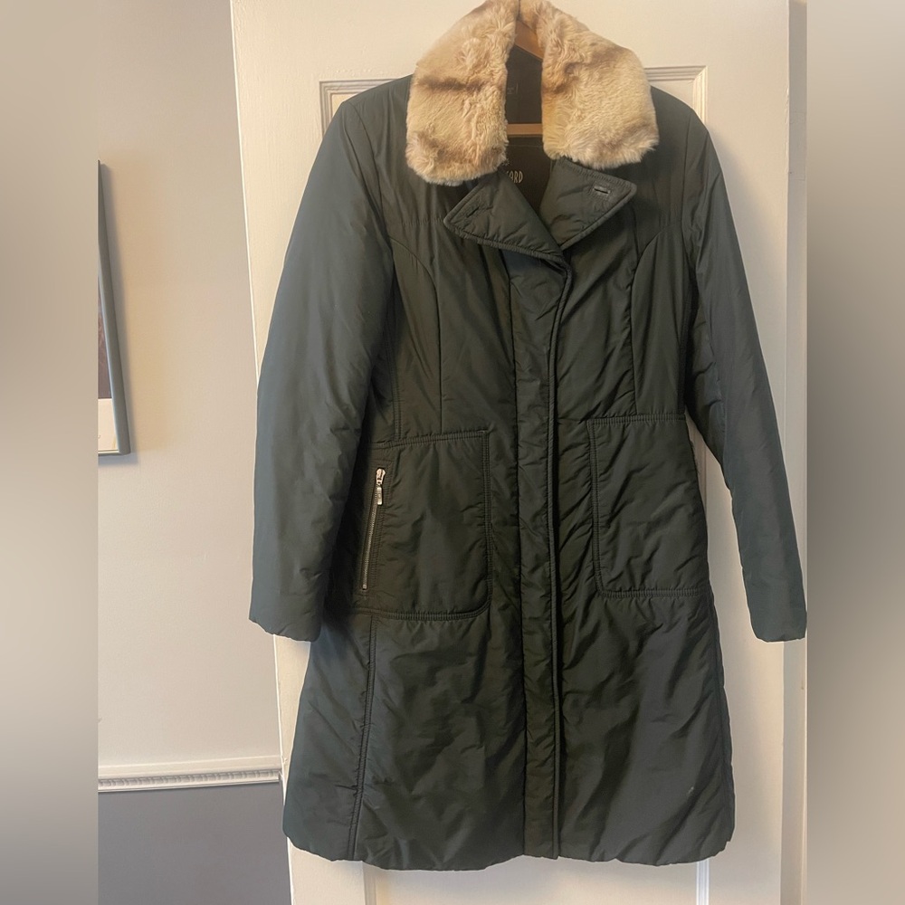 Elegant Dark Green Puffer Coat with Fur Collar